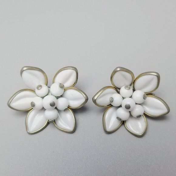 Vintage White Flower and Silver Tone Clip On Earrings, Retro 60s Style, Estate - Picture 1 of 6
